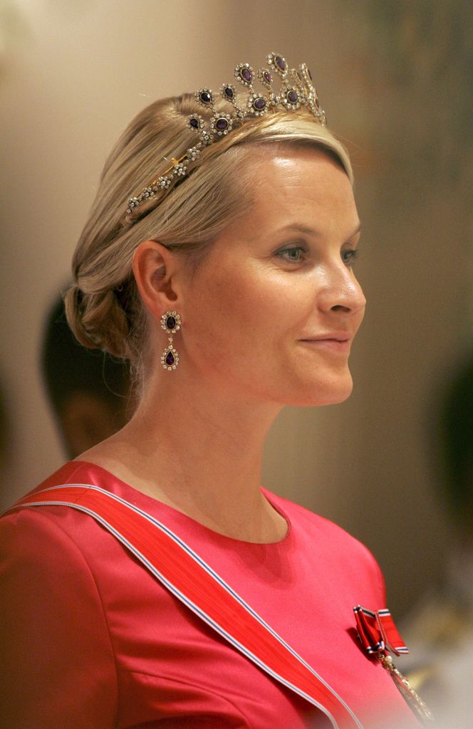 Crown Prince Haakon & Crown Princess Mette-Marit Of Norway Attends A Banquet For Foreign Monarchs & Royal Guests At The Chakri Maha Prasat Throne Hall, Hosted By Thai King Bhumibol Adulyadej, During The Celebrations To Mark The 60Th Anniversary Of His Accession To The Throne. . (Photo by POOL - Julian Parker/UK Press via Getty Images)