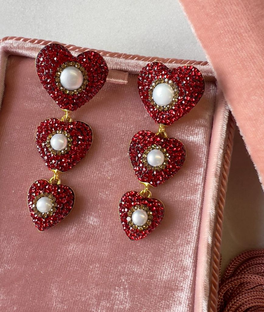 Soru earrings with red jewel hearts