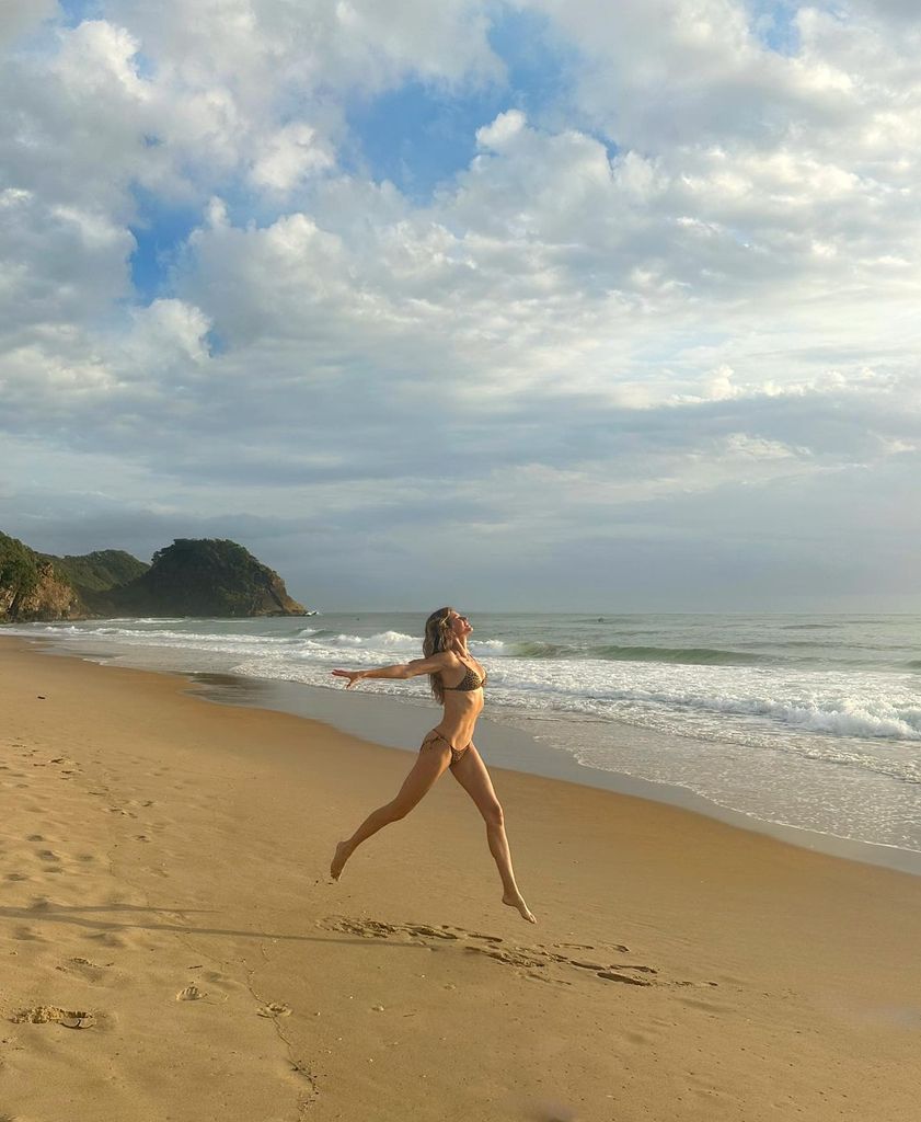 Frau im Bikini springt in die Luft 