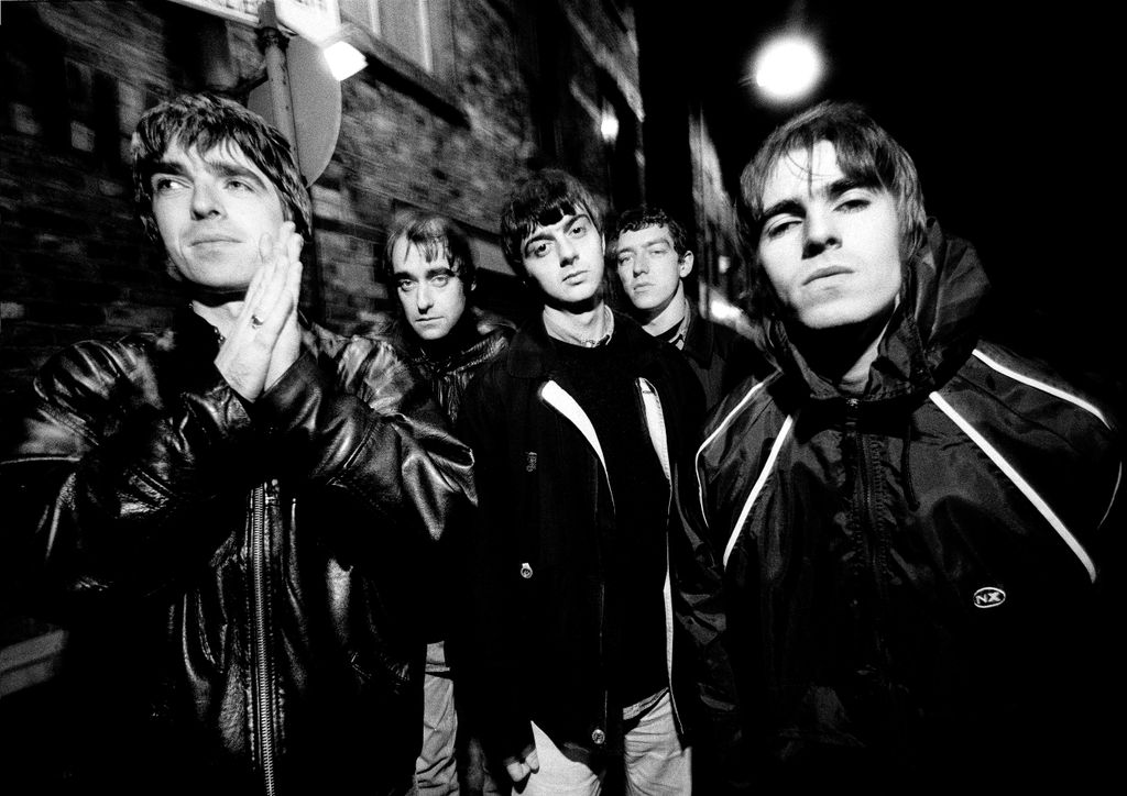 Portrait de groupe du groupe de rock britannique Oasis à Manchester, Royaume-Uni, 29 novembre 1993. LR Noel Gallagher, Paul Arthurs (alias Bonehead), Paul McGuigan, Tony McCarroll, Liam Gallagher
