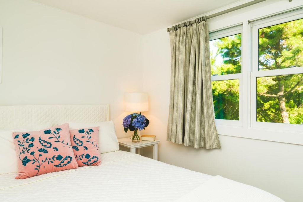 Sarah Jessica Parker bedroom with pink pillows