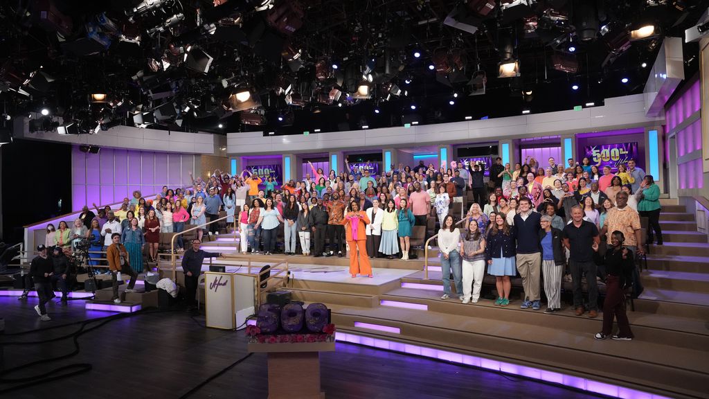 jennifer hudson posing with audience for a photo on talk show