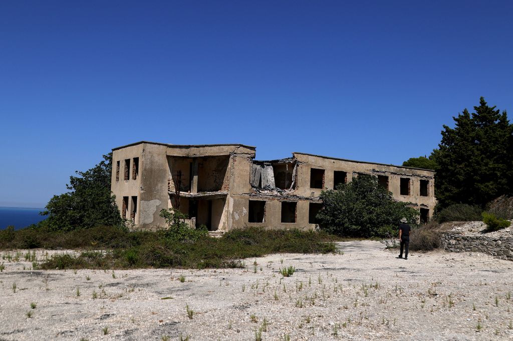 photo of an abandoned building on the island of sezan