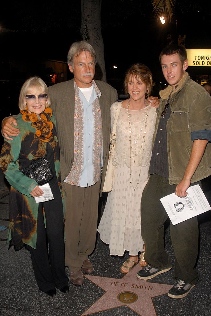 Mark Harmon with his wife Pam Dawber, son Sean and mom Eluse