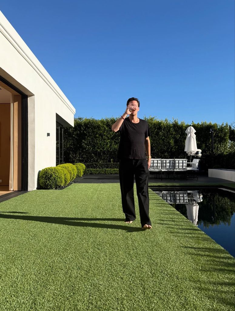 homme au bord de la piscine à l'extérieur
