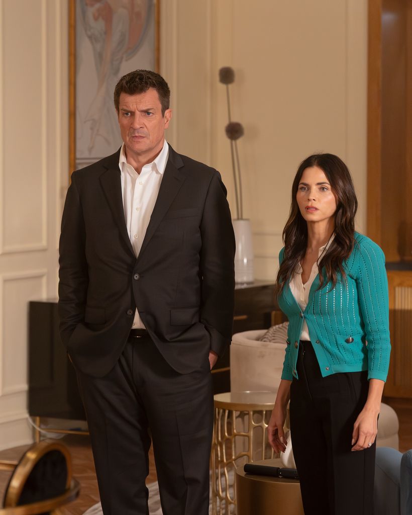 NATHAN FILLION, JENNA DEWAN IN STILL FROM THE ROOKIE