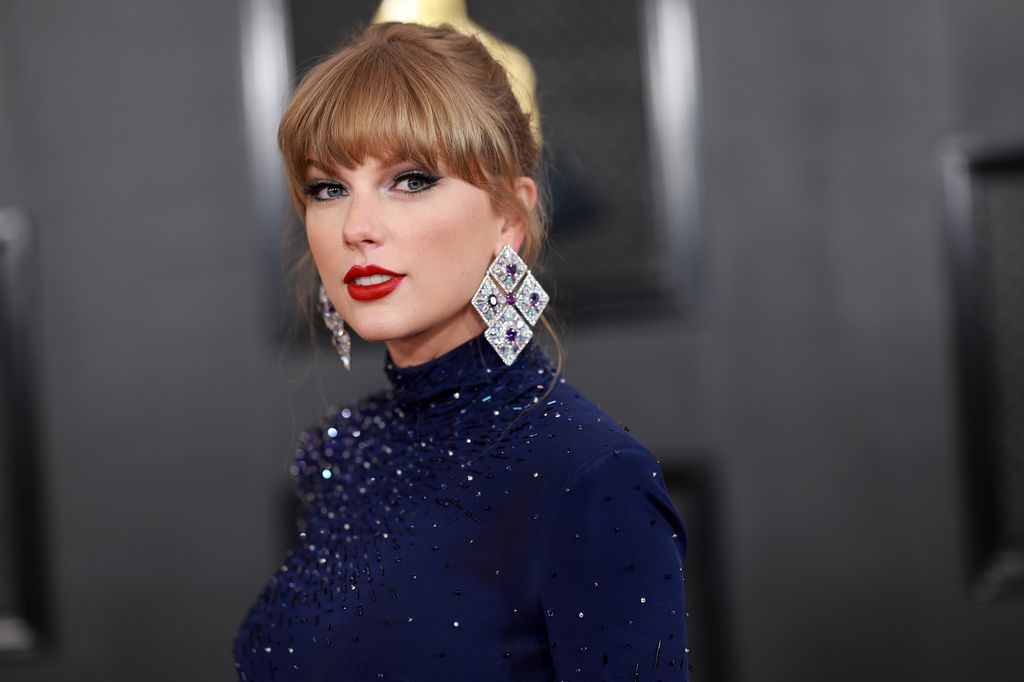 Taylor Swift em vestido azul-marinho no Grammy 