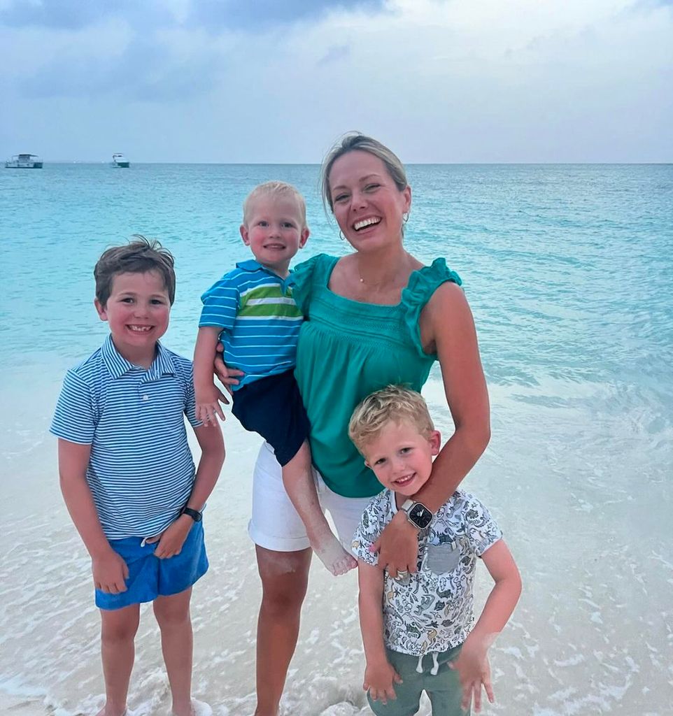 Dylan Dreyer com seus três filhos na praia