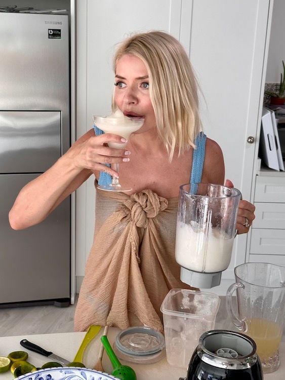 Holly Willoughby making frozen cocktails during the summer