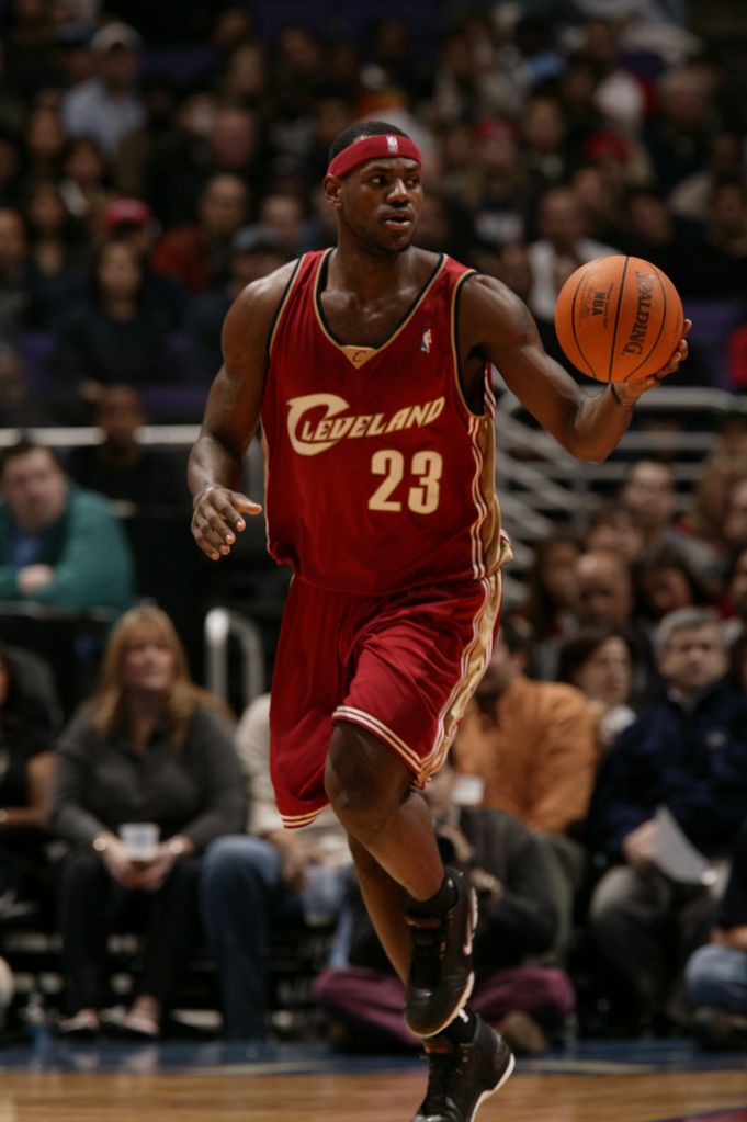 LeBron James (23) in action vs Los Angeles Clippers, Los Angeles, CA 12/3/2003  