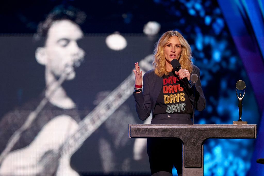 Julia Roberts habla en el escenario durante la ceremonia de incorporación al Salón de la Fama del Rock & Roll 2024 