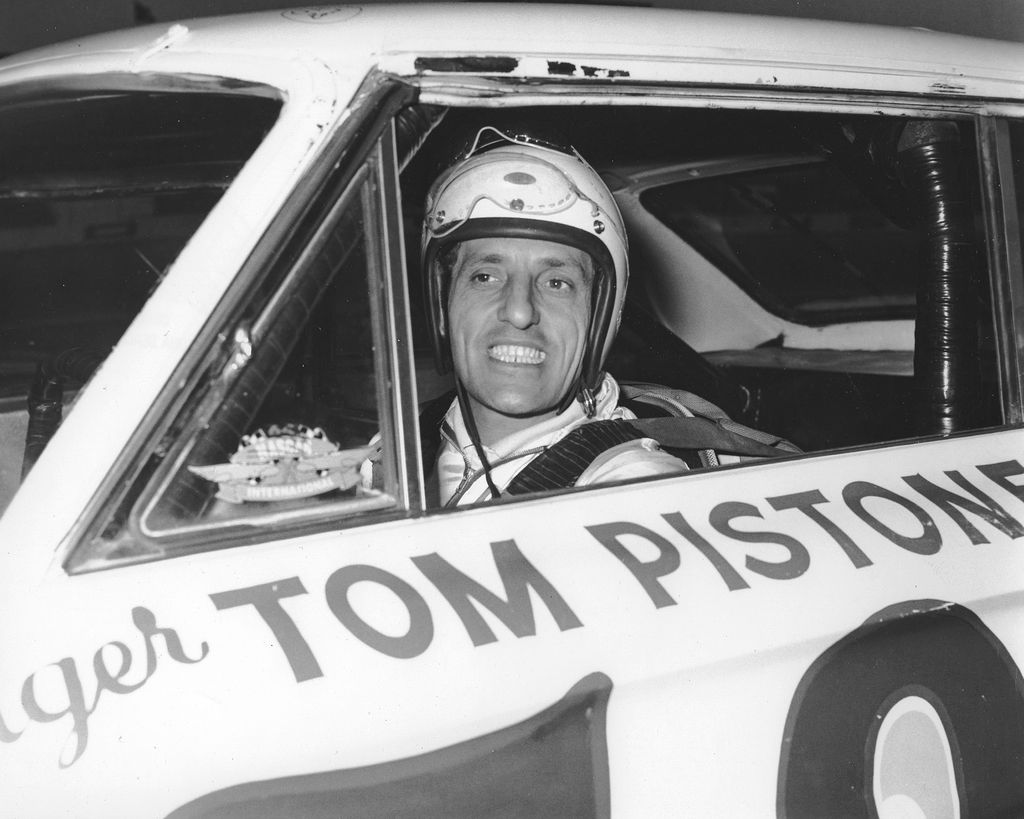Chase Pistone, ancien pilote de NASCAR et petit-fils du champion de course automobile, est décédé à 42 ans 2 Tom Pistone a été l'une des premières stars de la NASCAR Cup. Le natif de Chicago, dans l'Illinois, a participé à 130 épreuves de la NASCAR Cup entre 1955 et 1968, gagnant deux fois. Il a également participé 34 fois dans la division NASCAR Convertible et y a également remporté deux courses.