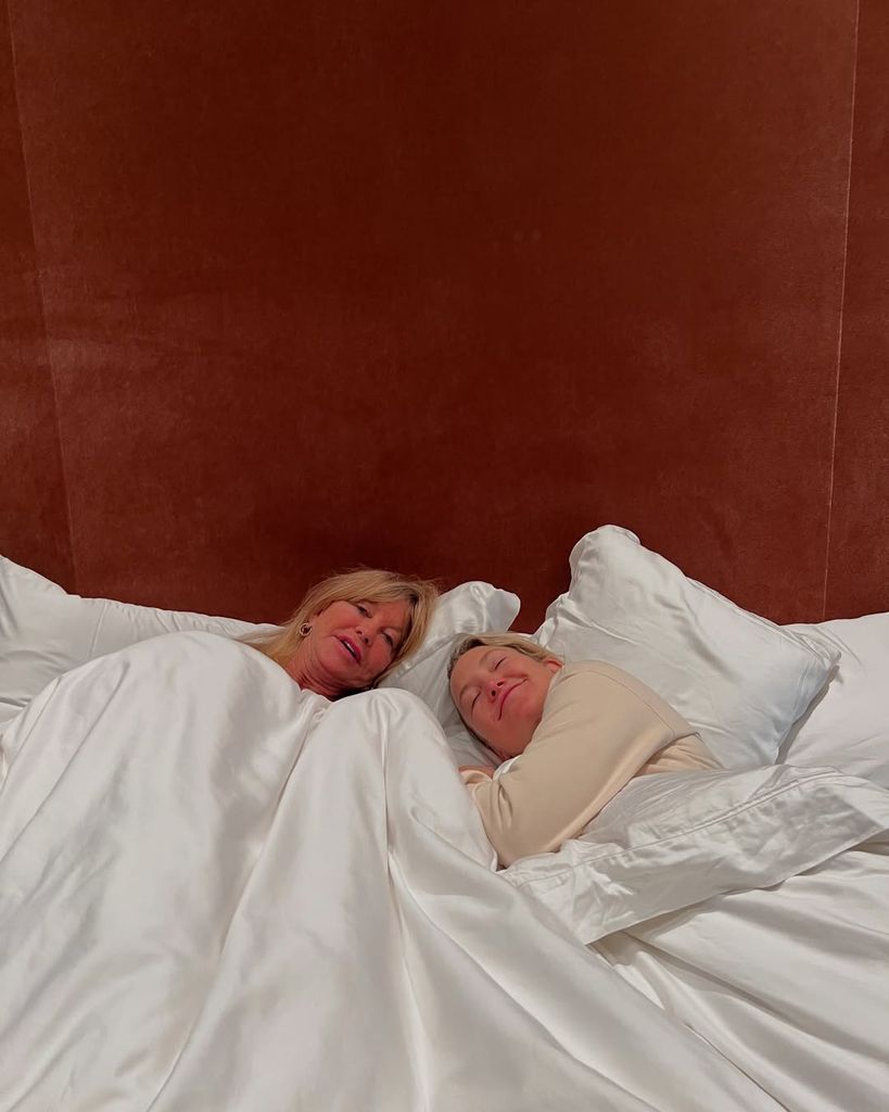 Goldie Hawn posing in bed with her daughter Kate Hudson