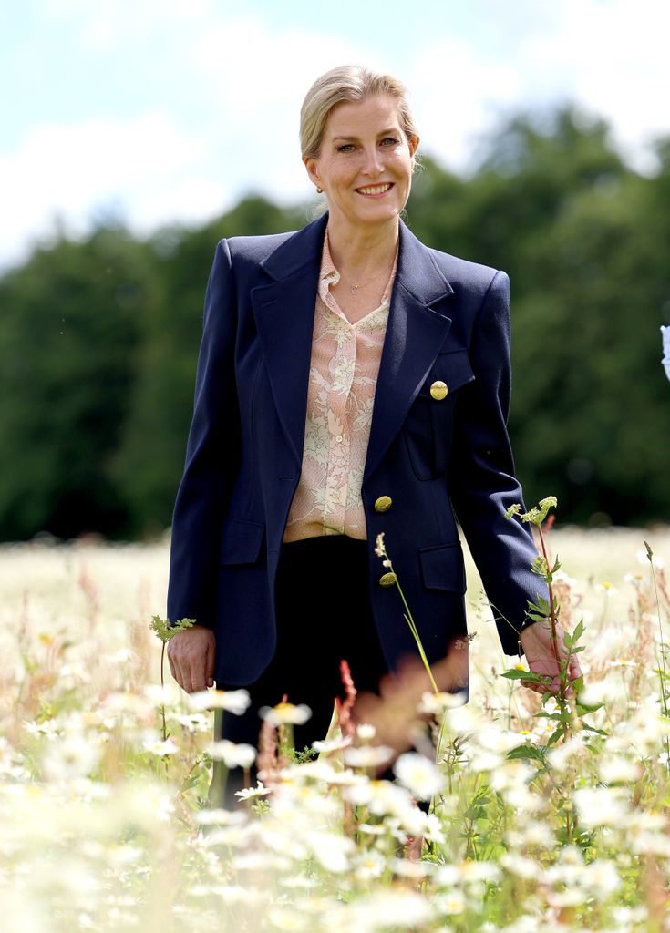 Sophie, duchesse d'Édimbourg marchant dans la prairie en souriant
