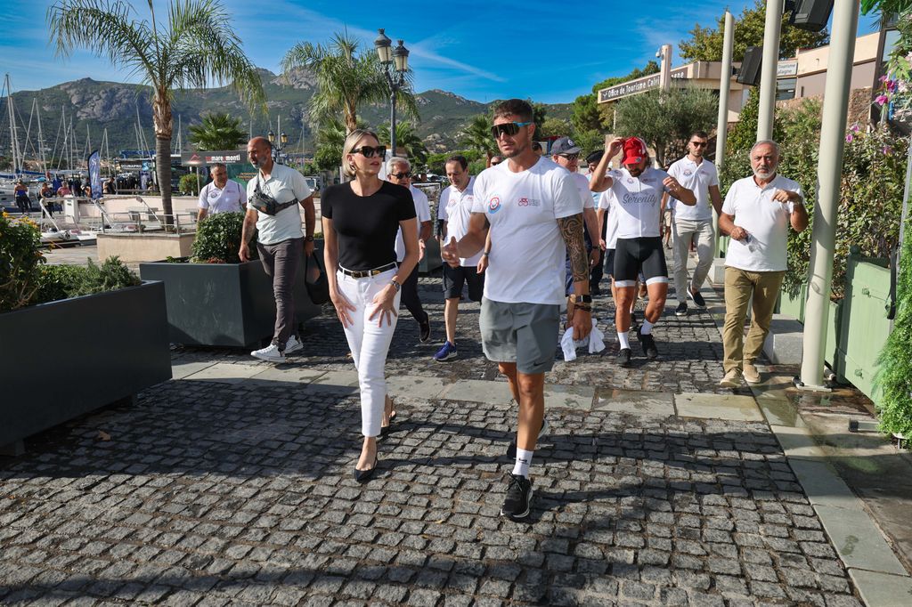 Princesa Charlene no porto de Calvi em jeans branco 