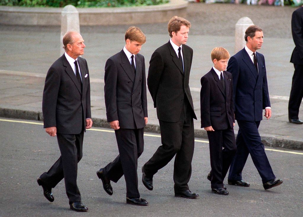 El príncipe Philippi, William, Harry, Charles y Earl Spencer viajan en la fila de una princesa en Diana