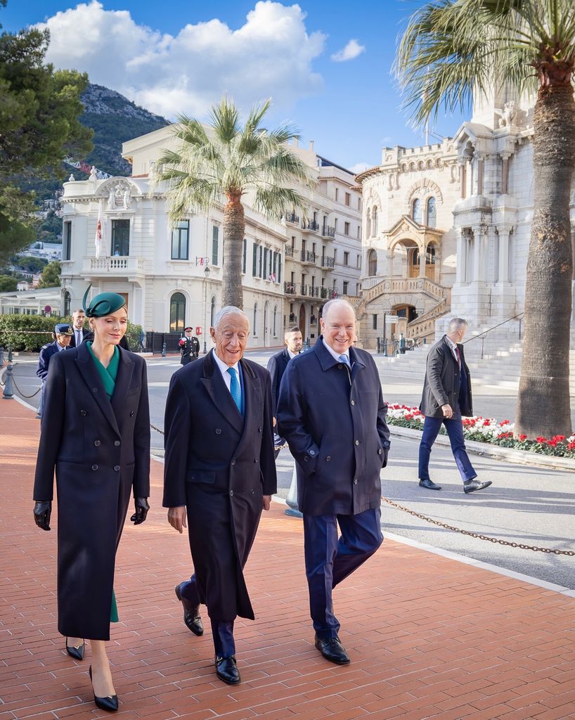 Putri Charlene berjalan di luar tembok istana bersama presiden Portugis dan pangeran albert