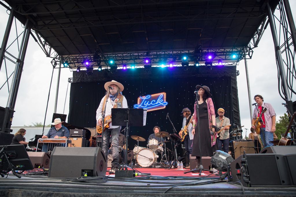 Music festival Willie performing