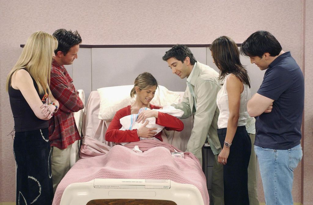 Lisa Kudrow as Phoebe Buffay, Matthew Perry as Chandler Bing, Jennifer Aniston as Rachel Green, David Schwimmer as Ross Geller, Courteney Cox as Monica Geller-Bing, Matt LeBlanc as Joey Tribbiani on Friends in 2002