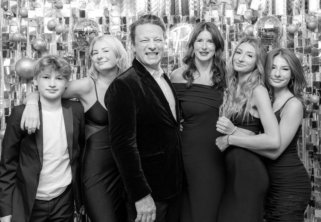 jamie oliver and wife jools posing with children buddy poppy daisy and petal