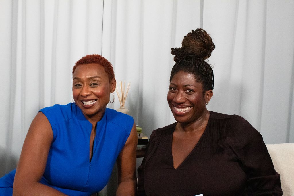 Ateh Jewel et Michelle Griffith Robinson souriant ensemble sur le deuxième podcast de Hello!