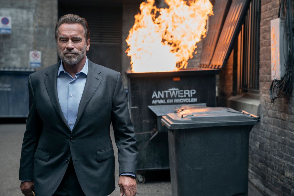 Arnold Schwarzenegger as Luke Brunner walks away from fire