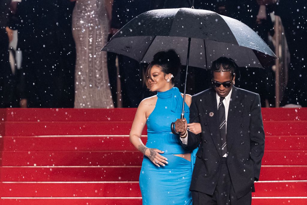 Rihanna ordenó las oraciones como un color azul con articulaciones mientras cría a su hijo