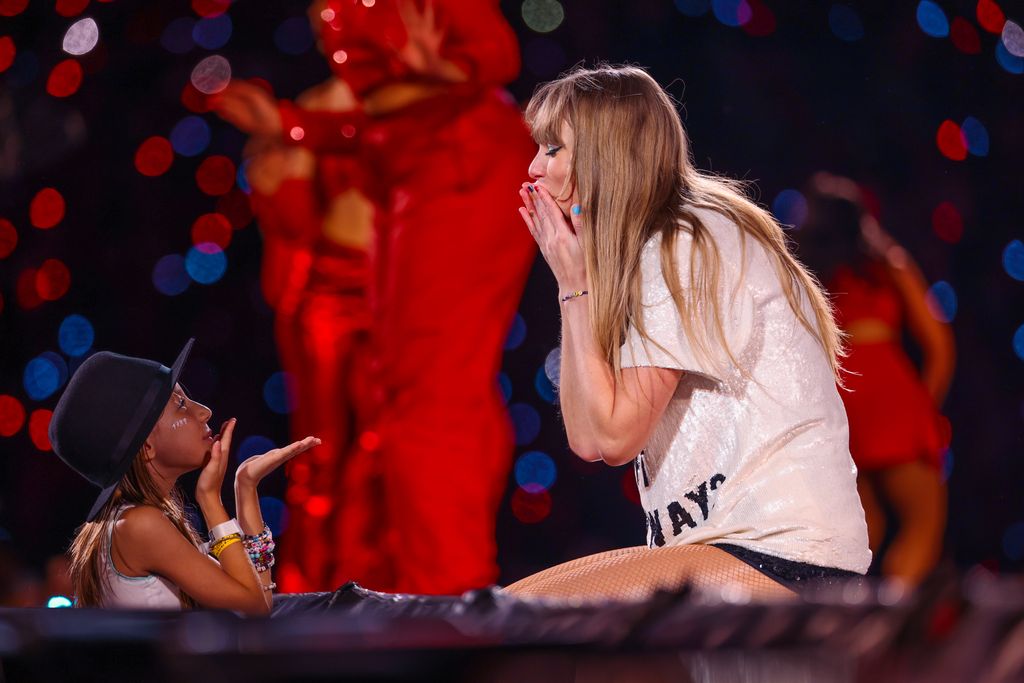 A young fan exchanges friendship bracelets with Taylor Swift