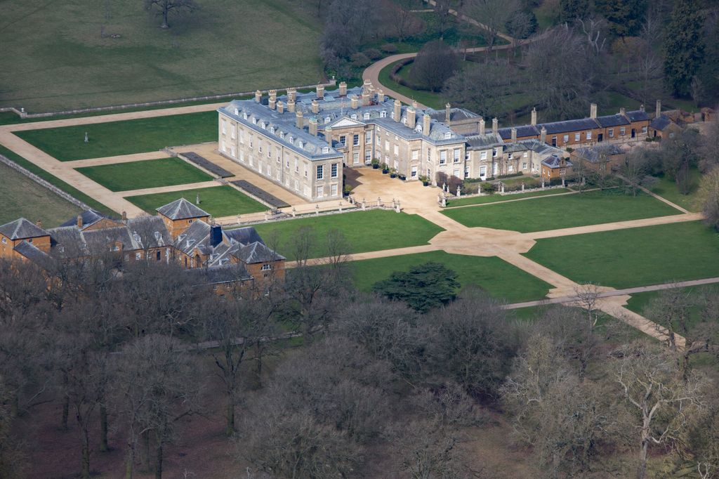 Vista aérea de Althorp Esta casa senhorial listada como Grau 1 foi a casa de Lady Diana Spencer, que mais tarde se tornou Princesa de Gales. Ela está localizada na Harlestone Road entre as aldeias de Great Brington e Harlestone, 5 milhas a noroeste de Northampton. 
