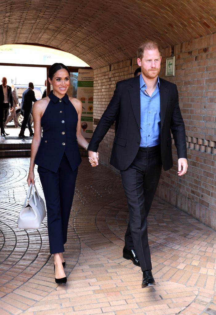 Meghan conhece bem o estilo halterneck de botão, retratado aqui na Colômbia neste verão