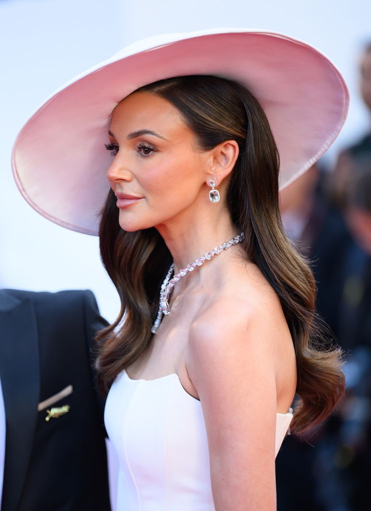 Michelle sisi dengan topi putih