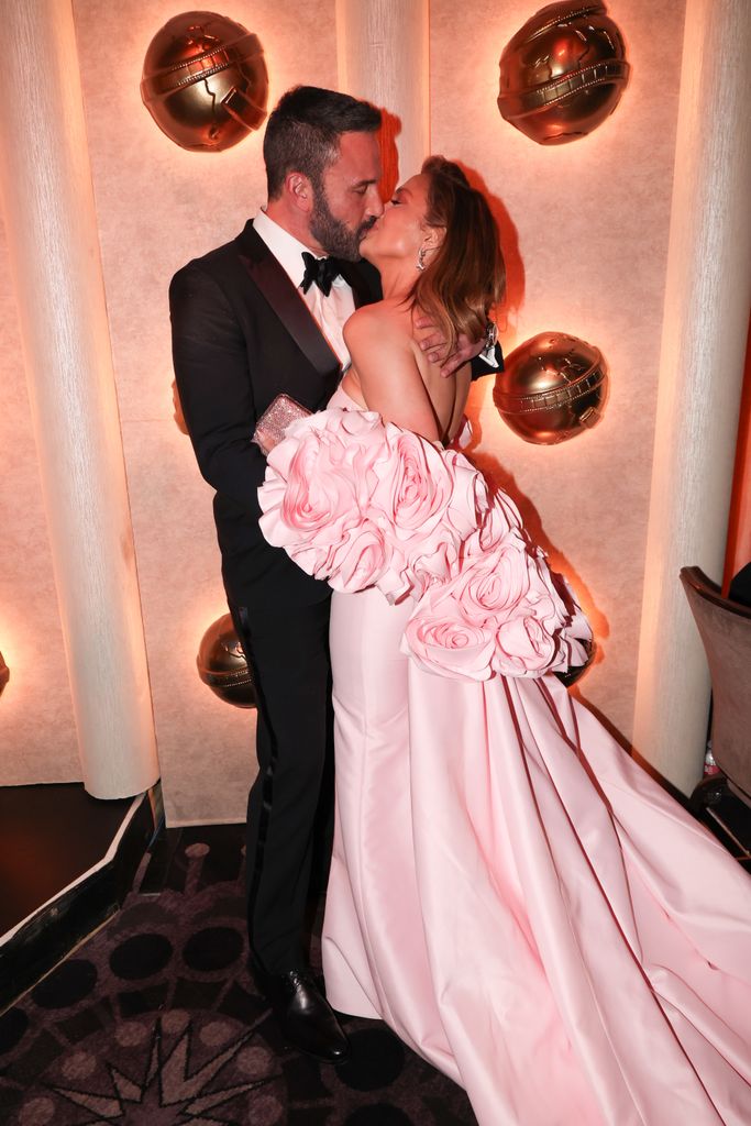 Ben e Jen mais tarde se beijam no Globo de Ouro