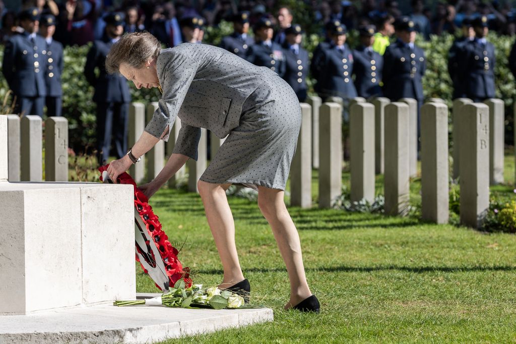 princess anne laying wreath