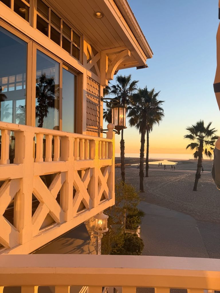 Vue sur l'océan au coucher du soleil depuis le balcon de Kate
