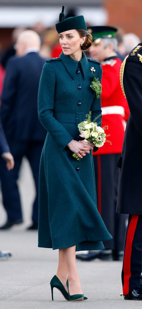 Kate Middleton menghadiri Parade Hari St. Patrick tahunan di Mons Barracks pada 17 Maret 2022 di Aldershot, Inggris. Pangeran William, Adipati Cambridge diangkat menjadi Kolonel Pengawal Irlandia oleh Ratu pada tahun 2011.