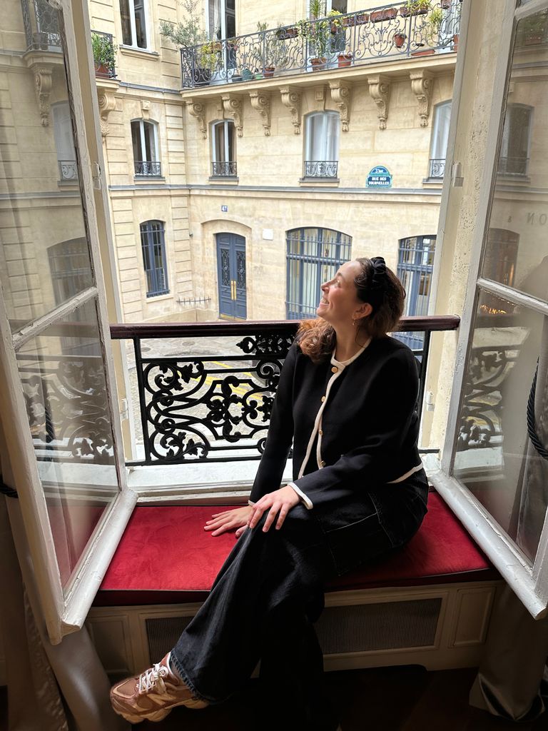 Tess dans un appartement de Paris