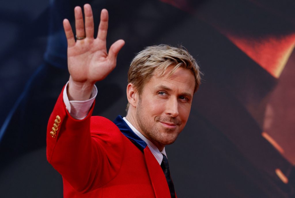 Ryan Gosling waving 