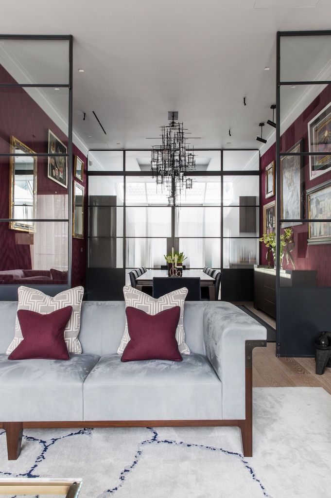 9 astuces simples pour élever votre petit salon selon un architecte d'intérieur 6 salon avec canapé et murs en verre en verre