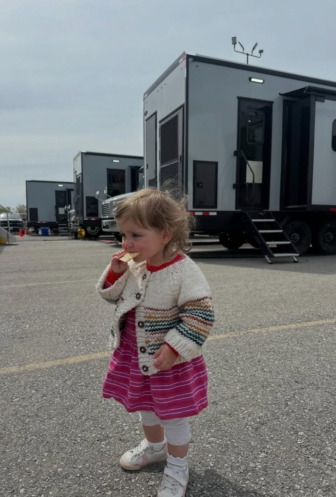 Photo partagée par Meaghan Oppenheimer de sa fille Dolly, partagée avec Tom Ellis, sur le tournage de Tell Me Lies, 2025