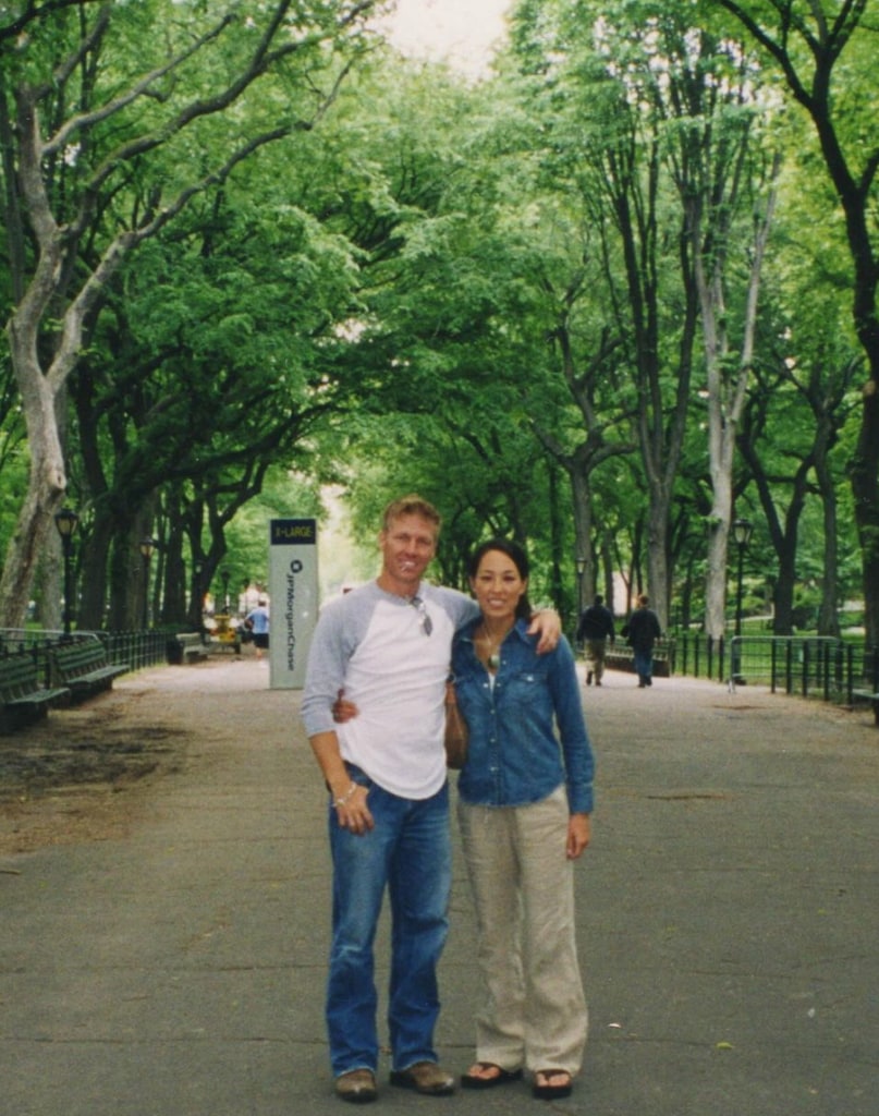 Throwback photo shared by Joanna Gaines on Instagram June 2024 with her husband Chip Gaines in NYC in 2003 in honor of their 21st anniversary.