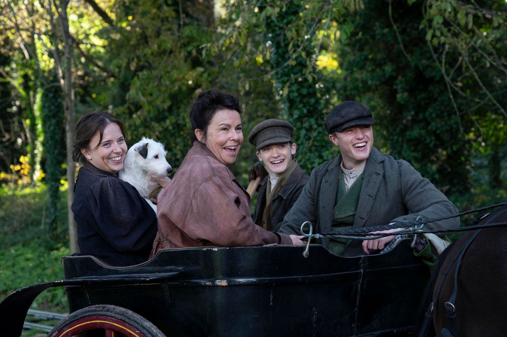 Liza Hardacre (Shannon Lavelle), Tinny the Dog, Ma (Julie Graham), Harry Hardacre (Zak Ford-Williams), Joe Hardacre (Adam Little) in The Hardacres