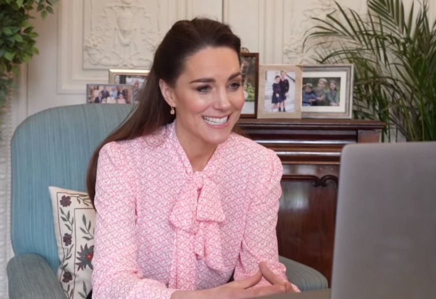 Kate Middleton portant le chemisier Dora de Boden