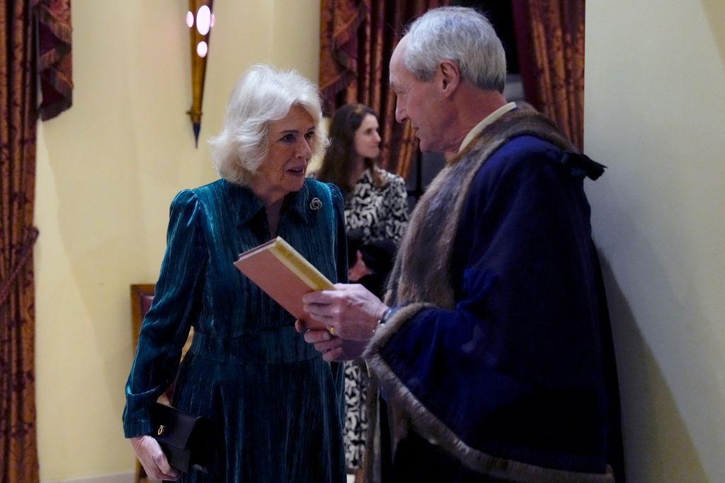 Camilla portait une pochette sur mesure Launer London