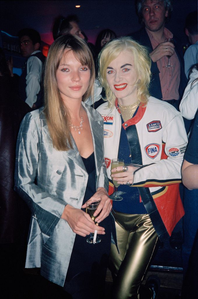 Kate Moss et Pam Hogg en 1995, Kate portant un blazer argenté et Pam portant une veste de moto en cuir blanc