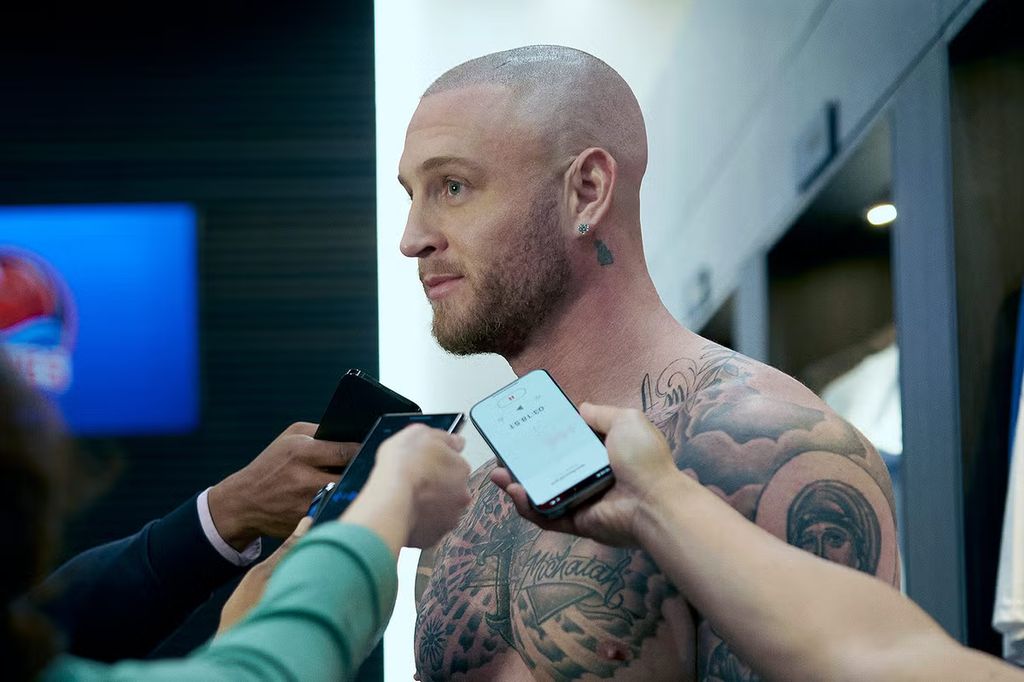 Chet Hanks dans le rôle de Travis Bugg dans Running Point