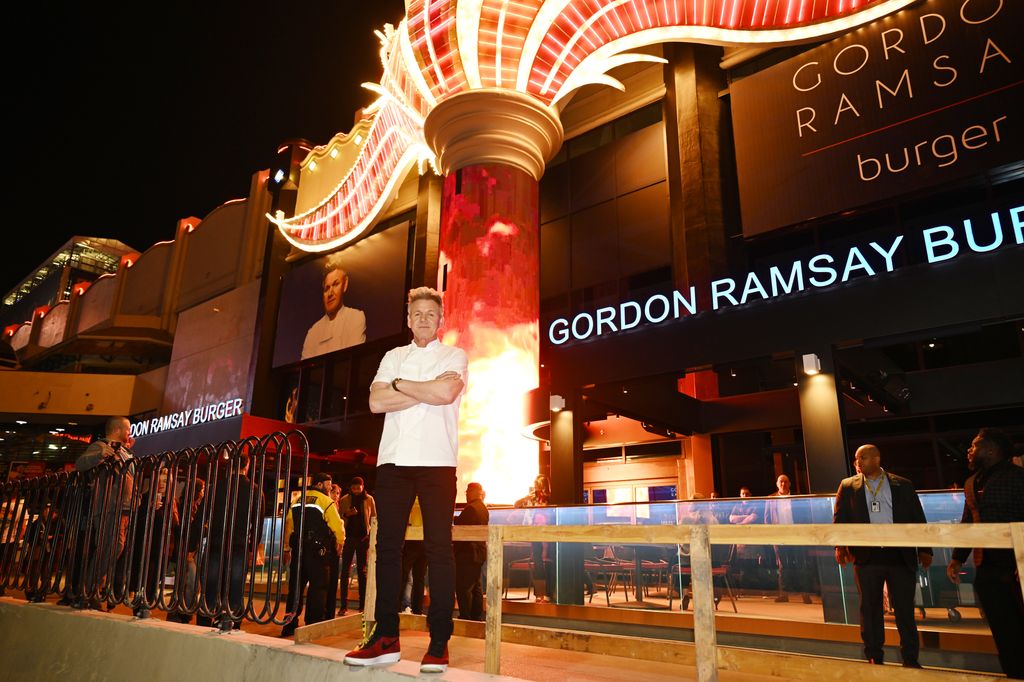 Gordon Ramsay devant son restaurant à Las Vegas