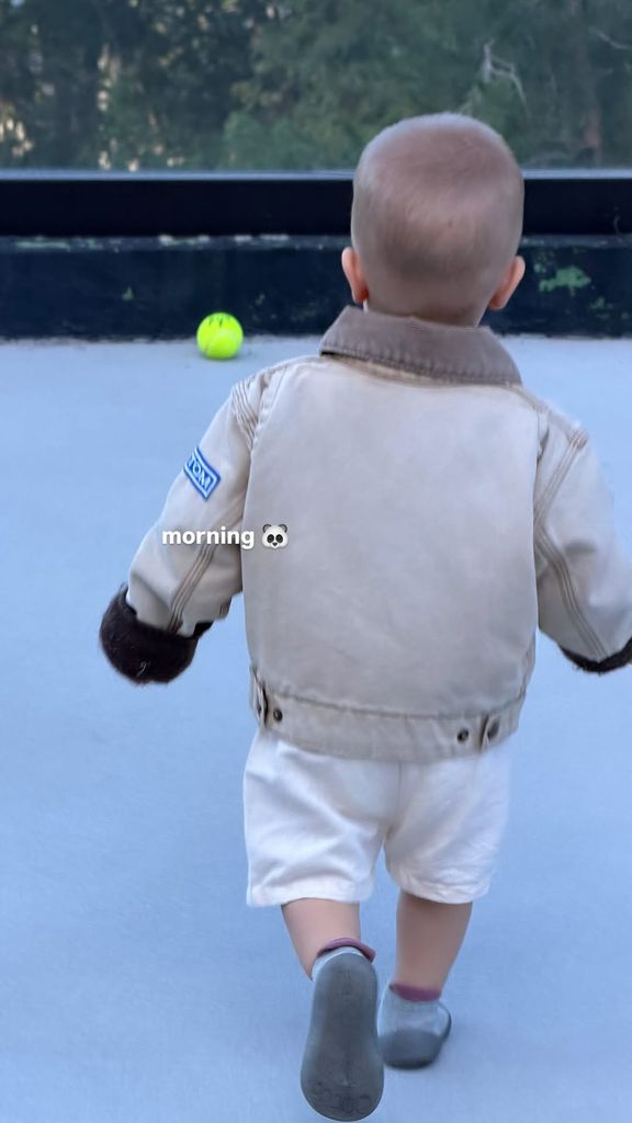 Hailey Bieber partage les détails de sa grossesse « surprise » 3 Jack Bieber en veste et short blanc