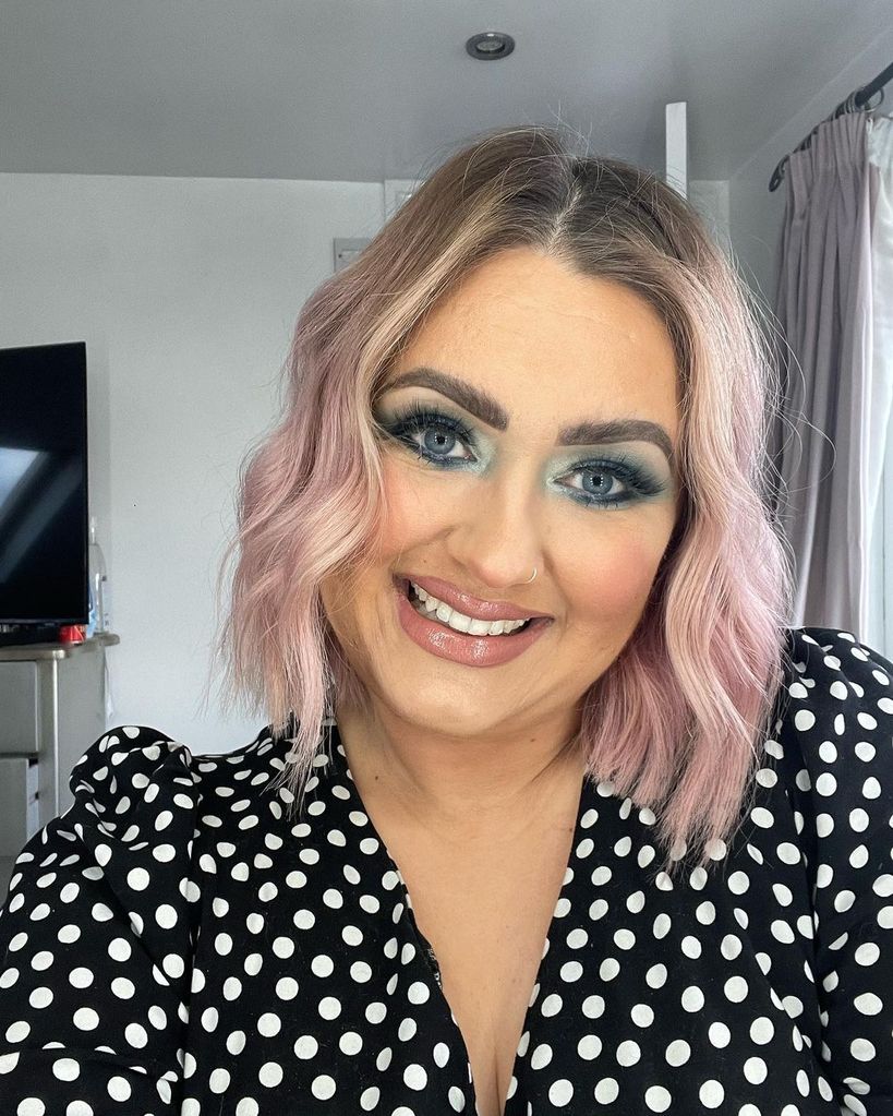 ellie warner selfie blue eyeshadow