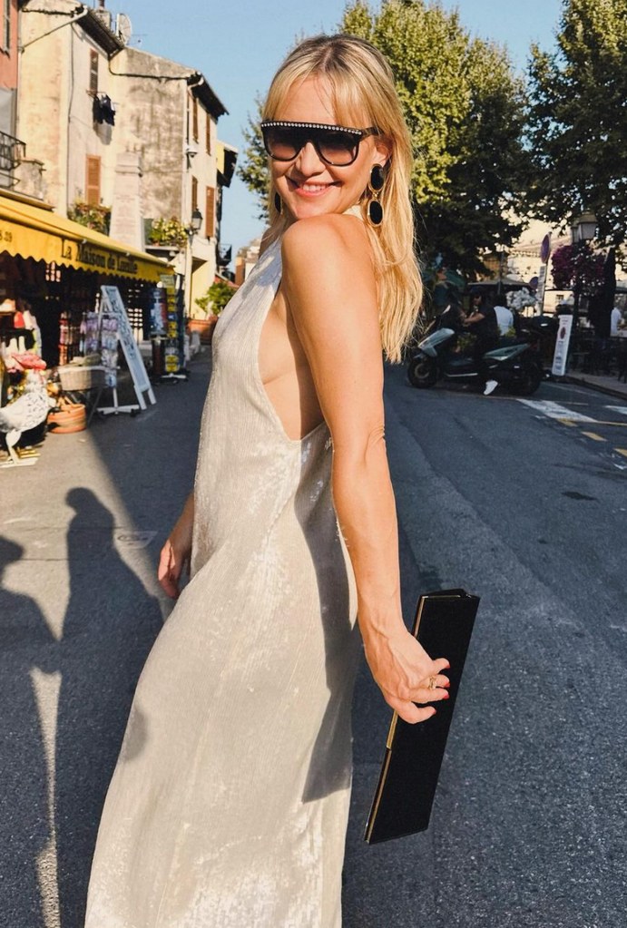 Foto compartilhada por Kate Hudson no Instagram em 2 de setembro de 2024 durante férias no sul da França usando um vestido branco de lantejoulas