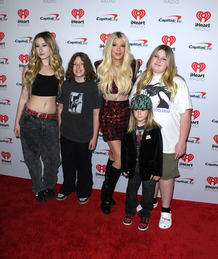 Tori Spelling with four of her five children